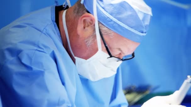 Cirurgião que realiza cirurgia ortopédica — Vídeo de Stock