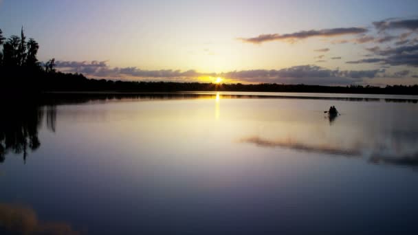 Pareja en la canoa en el lago — Vídeos de Stock