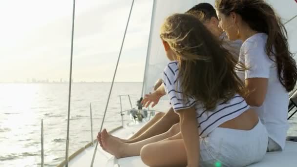 Föräldrar med son och dotter resor på yacht — Stockvideo