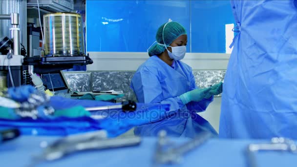Лапароскопическая операция в хирургической больнице — стоковое видео
