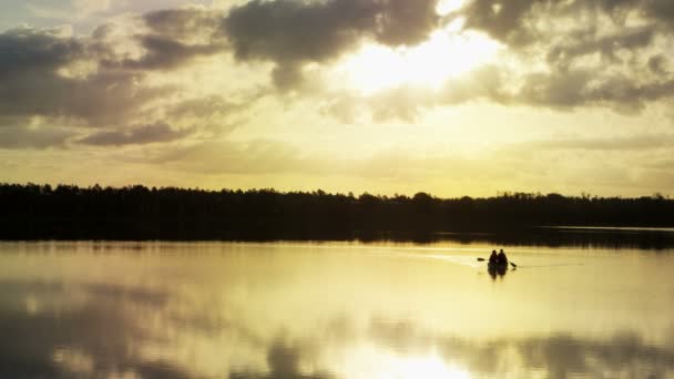 Пара в каяку на озері — стокове відео
