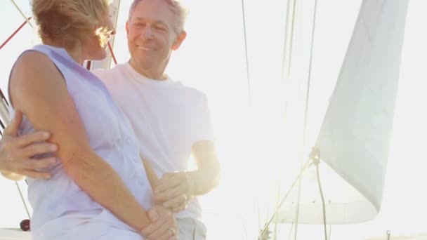 Couple naviguant sur le yacht — Video