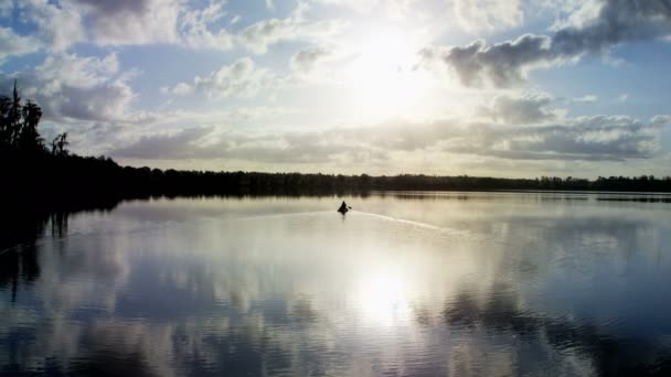 Pareja en el barco en el lago — Vídeos de Stock