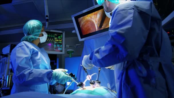 腹腔鏡下の手術を行う外科医 — ストック動画