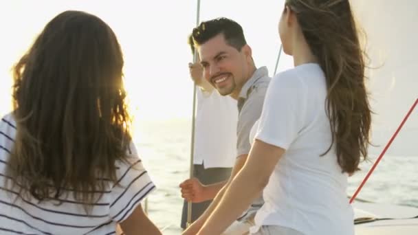 Familia navegando en yate — Vídeos de Stock