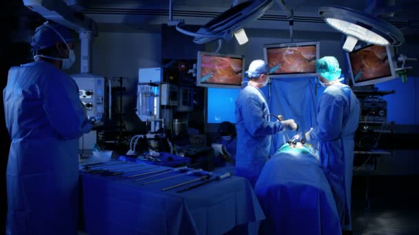 Treinamento em saúde realizando operação laparoscópica — Vídeo de Stock