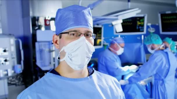 Equipo quirúrgico que realiza la cirugía ortopédica — Vídeo de stock