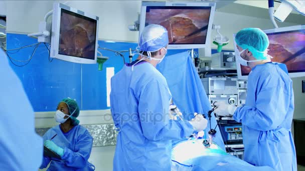 腹腔鏡下手術を行う外科医 — ストック動画