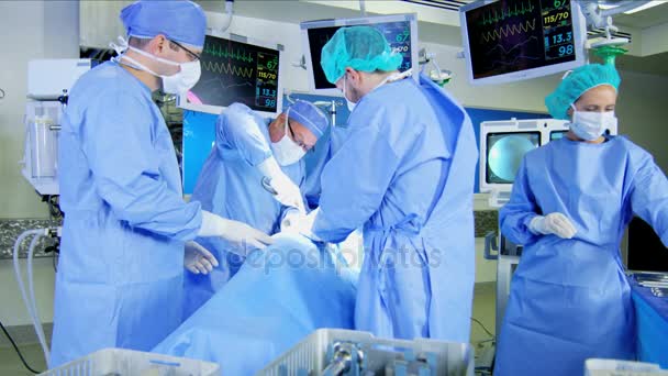 Cirujanos que realizan operaciones ortopédicas — Vídeo de stock
