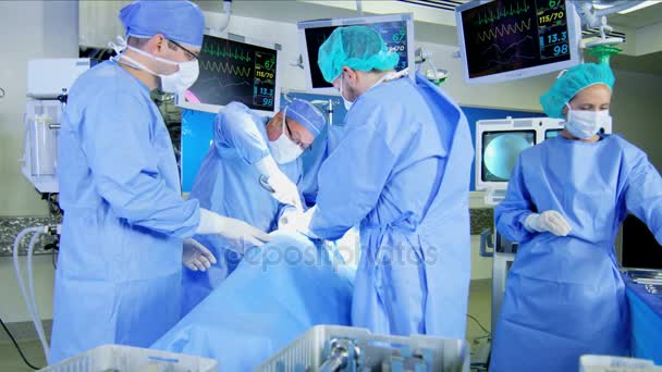 Chirurgiens effectuant une opération orthopédique — Video