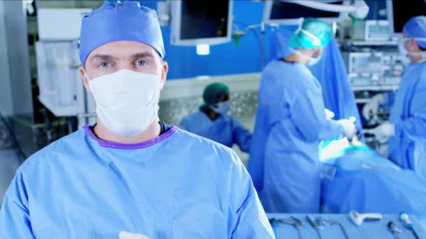 Chirurgien observant une équipe de spécialistes de l'hôpital chirurgical — Video