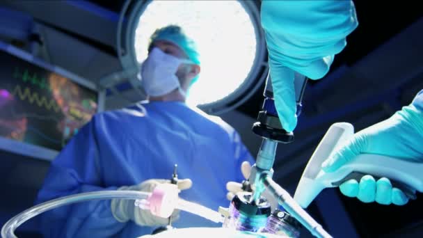 Treinamento de equipe especializada em cirurgia de laparoscopia — Vídeo de Stock