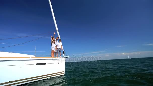 Famille avec enfants naviguant sur yacht — Video