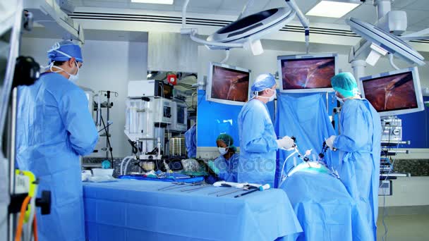 Krankenhaus-Spezialistenteam im Peeling im Operationssaal — Stockvideo