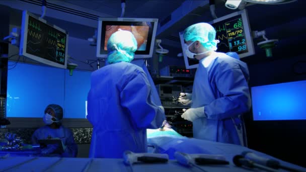 Νοσοκομείο ομάδα ετοιμάζεται να εκτελέσει λειτουργία — Αρχείο Βίντεο