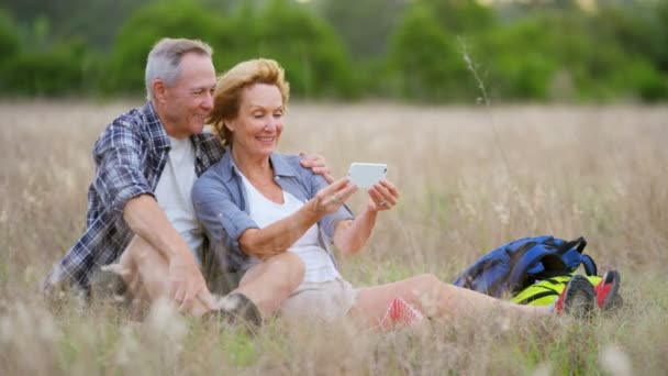 Couple using mobile for video chat — Stock Video