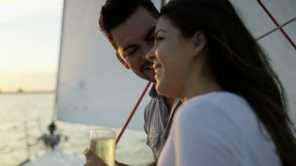 Casal em iate à vela — Vídeo de Stock