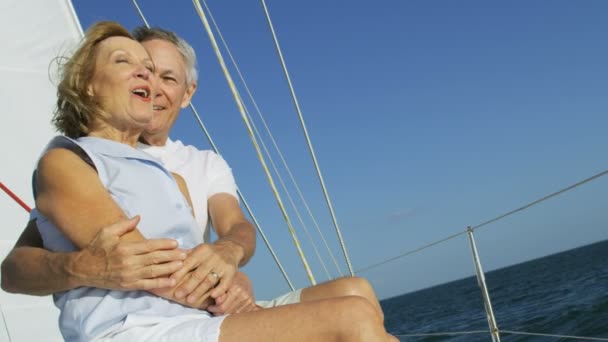 Man en vrouw op hun zeilboot — Stockvideo