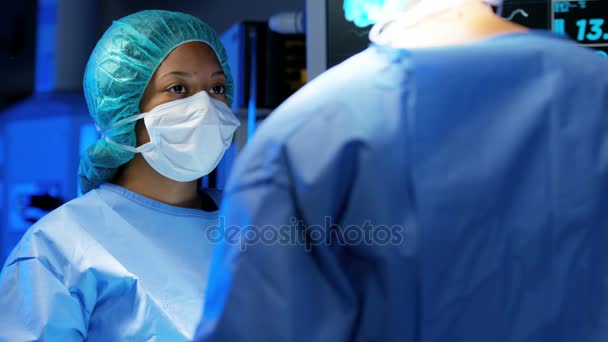 Frau führt laparoskopische Operation durch — Stockvideo