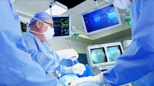 Хирургическая бригада, выполняющая ортопедическую операцию — стоковое видео