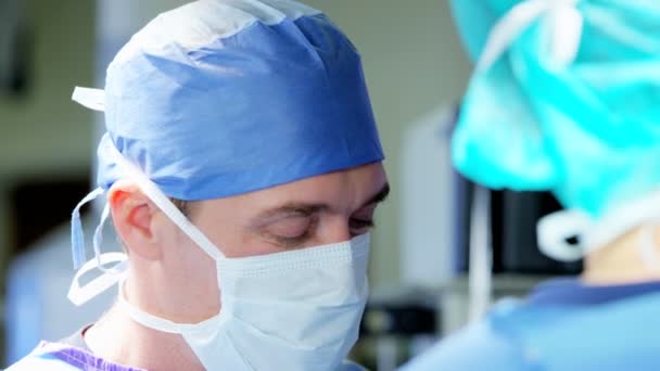 Krankenhaus-Spezialistenteam im Peeling im Operationssaal — Stockvideo