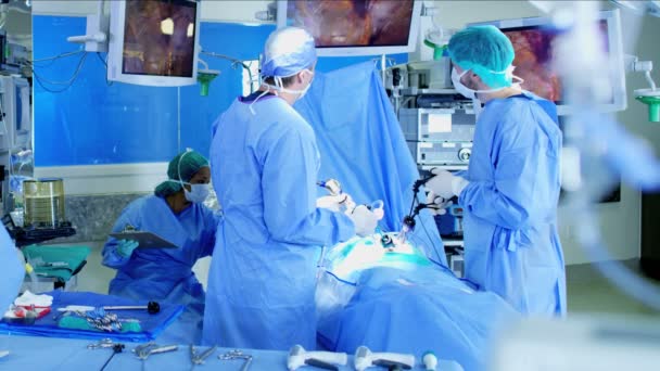 Chirurgický tréninkový tým provést operaci — Stock video