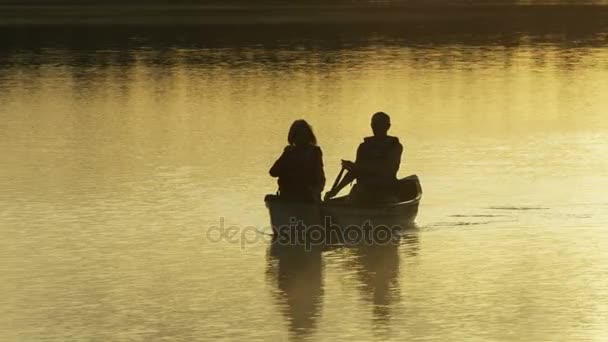 Senioren fahren mit im Boot — Stockvideo