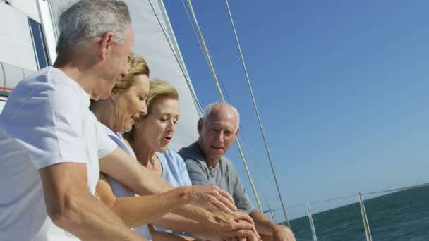 Casais navegando no oceano — Vídeo de Stock