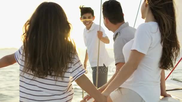 Сім'я плаває на яхті — стокове відео