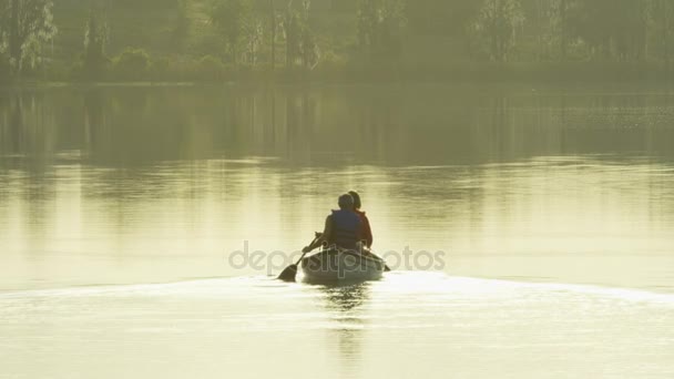 Koppel in de kano over het meer — Stockvideo