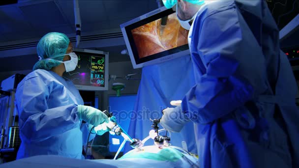 Kirurgiska teamet förbereder sig för att utföra åtgärden — Stockvideo