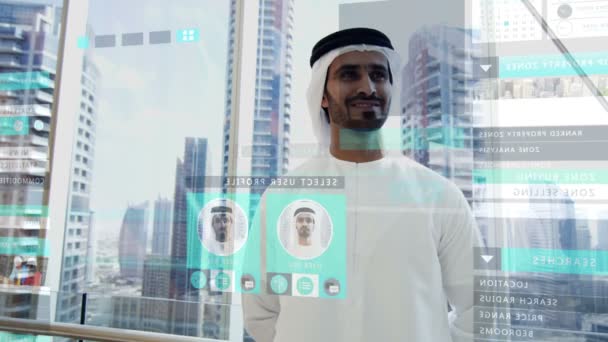 Man met behulp van virtuele realiteit technologie — Stockvideo