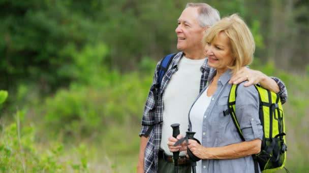 在徒步旅行享受退休夫妇 — 图库视频影像