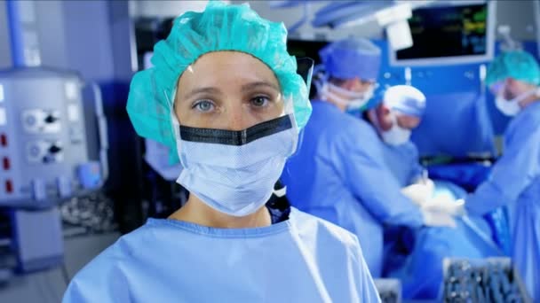 Equipo médico que realiza cirugía ortopédica — Vídeo de stock