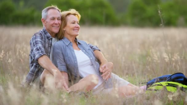 Pareja relajándose en el campo — Vídeos de Stock