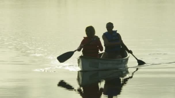 夫妻有皮划艇之旅 — 图库视频影像