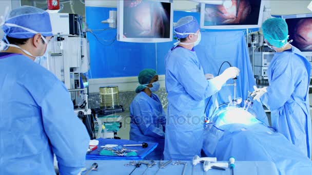 Equipo quirúrgico preparándose para realizar la operación — Vídeo de stock