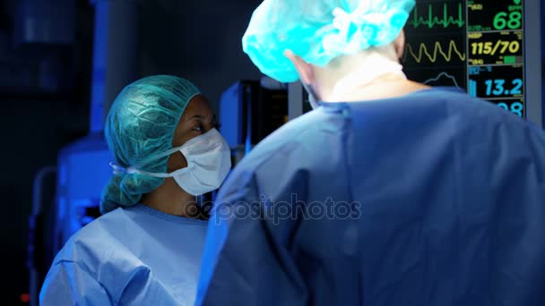 Hospital specialist team in scrubs in the operating — Stock Video