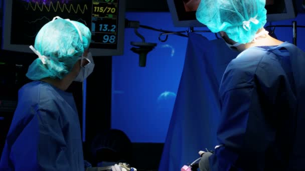 Chirurgische ingreep uitgevoerd door chirurgen — Stockvideo