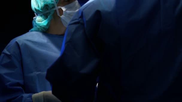 Operación quirúrgica realizada por cirujanos — Vídeos de Stock