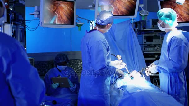 Equipe cirúrgica realizar operação — Vídeo de Stock