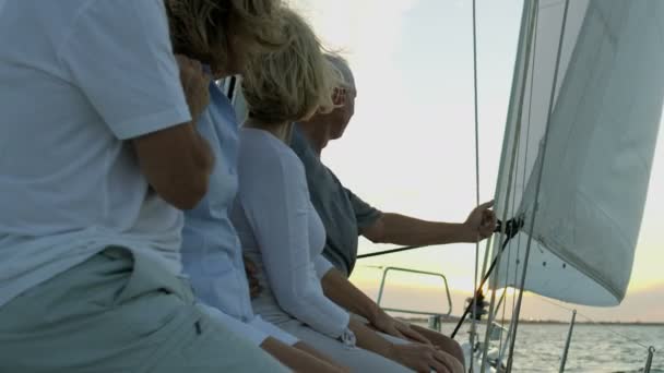 Parejas navegando en el mar — Vídeo de stock