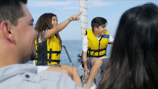 Familj med barn segling på yacht — Stockvideo