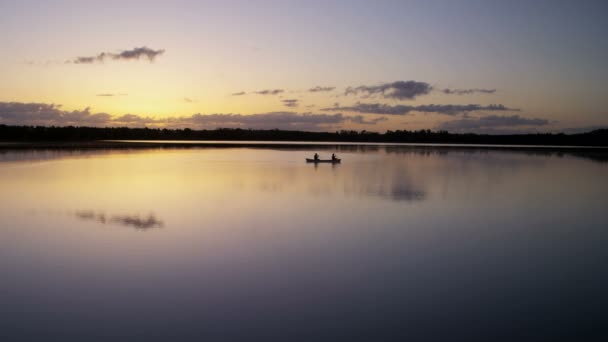 Couple dans le bateau sur le lac — Video