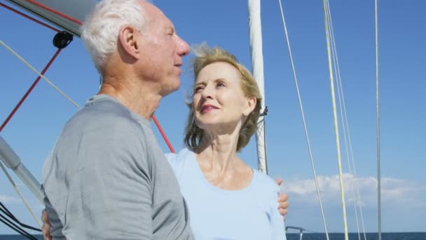 Casal em seu iate à vela — Vídeo de Stock