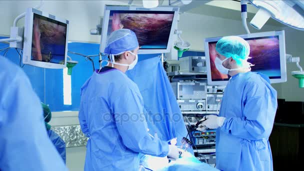 Equipo médico que realiza cirugía laparoscópica — Vídeo de stock