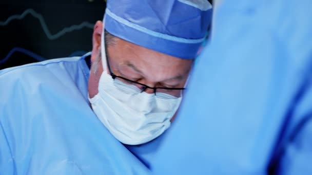 Χειρουργός εκτελεί Ορθοπαιδικής χειρουργικής — Αρχείο Βίντεο