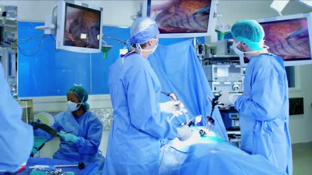 Equipo del hospital preparando la operación de laparoscopia — Vídeo de stock