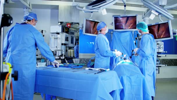 Ziekenhuis specialisten in scrubs in het besturingssysteem — Stockvideo