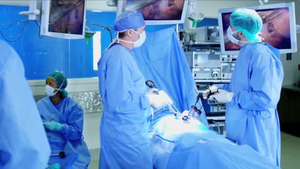 执行操作的手术团队 — 图库视频影像